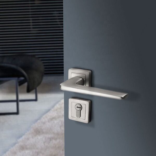 Mepull Door handle and lock L2328